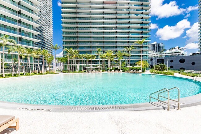 Foto del edificio - 650 NE 32nd St
