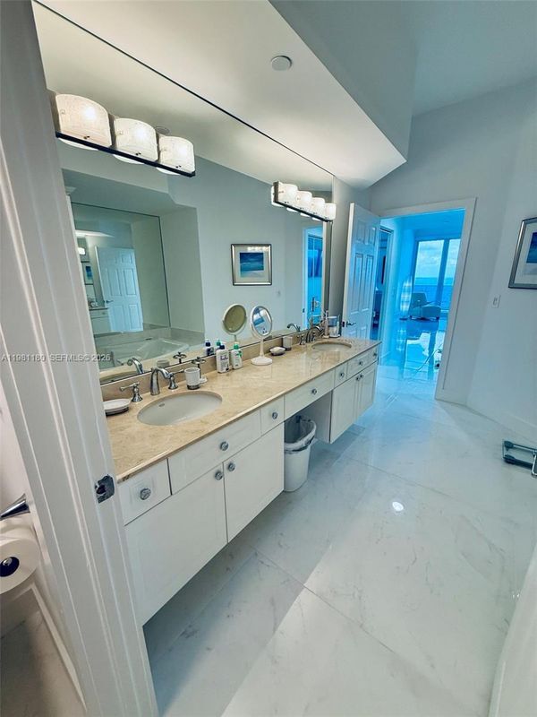 Foto del edificio - 3200 N Ocean Blvd