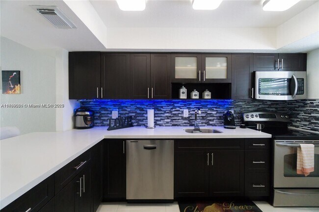 Foto del edificio - 845 W 79th Pl