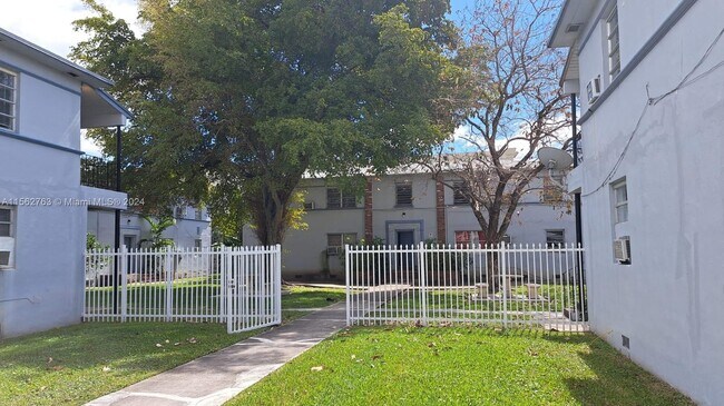 Foto del edificio - 428 NE 82nd St