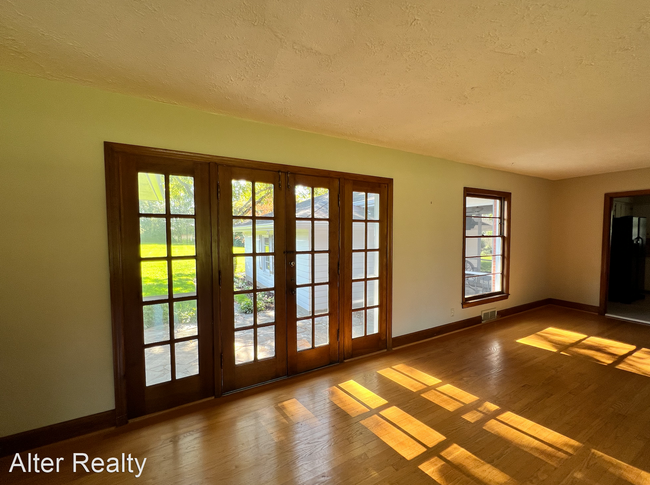 Foto del edificio - 3 br, 1.5 bath House - 4492 Brownsboro Road