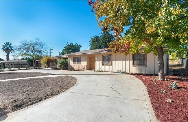 Building Photo - 1030 Perrisito St