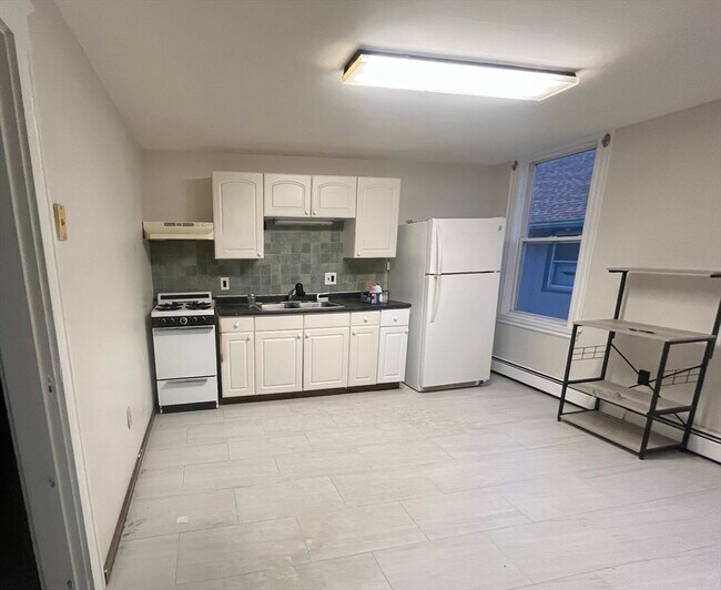 18 ster St Unit 6, Haverhill, MA 01830 Room for Rent in Haverhill