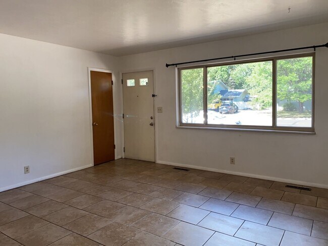 Foto del edificio - STUDENTS WELCOME! Sprawling Ranch Home w/ Large Fenced Yard