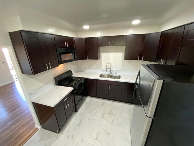 Foto del edificio - 3 Bedroom 1 Full Bath Remodeled Twin-Home