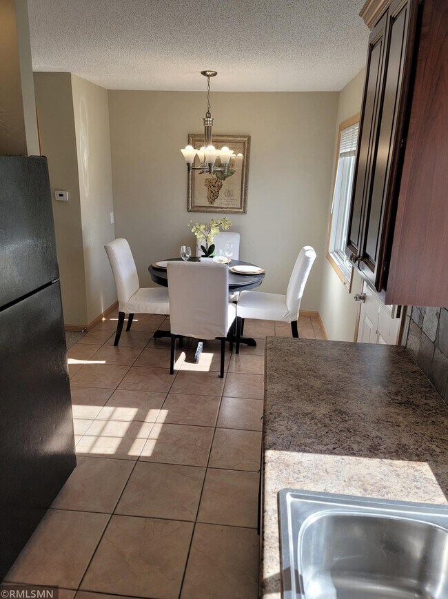 Comedor - 16134 Foliage Ave W