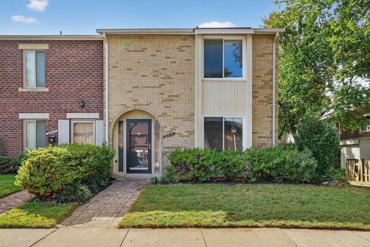 Primary Photo - Charming End-Unit Townhome in Sought-After...