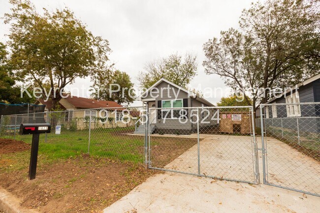 Foto del edificio - Charming 3-Bedroom Home with Spacious Yard in North Tulsa