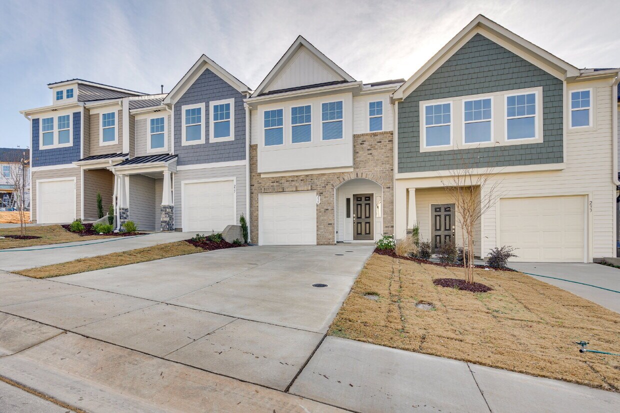 Foto principal - 3-Bed Townhouse in Franklinton with Update...