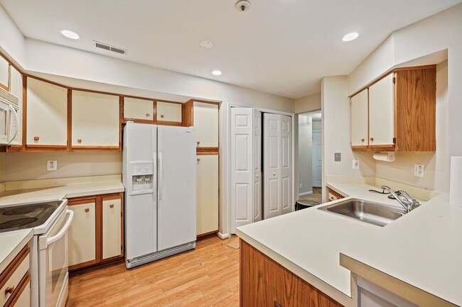 Building Photo - Spacious Ground-Level 2-Bedroom Unit with ...