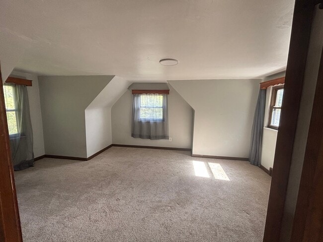 Building Photo - 998 Chartiers Ave