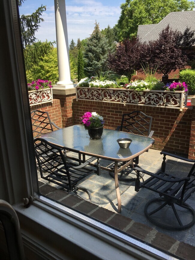 Foto del edificio - 6627 Crest Top Dr