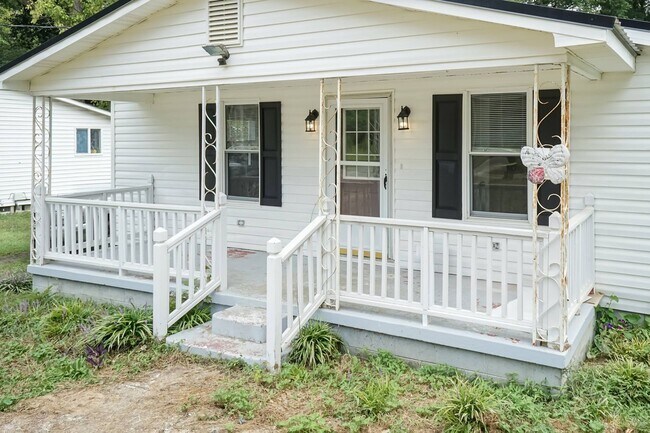 Building Photo - Three Bedroom Home!
