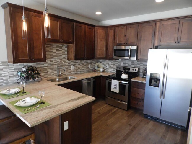 Building Photo - AVAILABLE NOW! Great Town Home Great Locat...