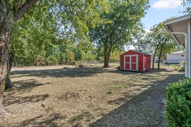 Building Photo - 321 Meadow Park Dr