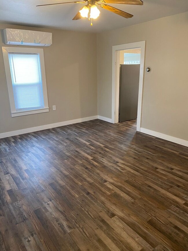 Building Photo - Central Selah Gem: 2-Bedroom Retreat with ...