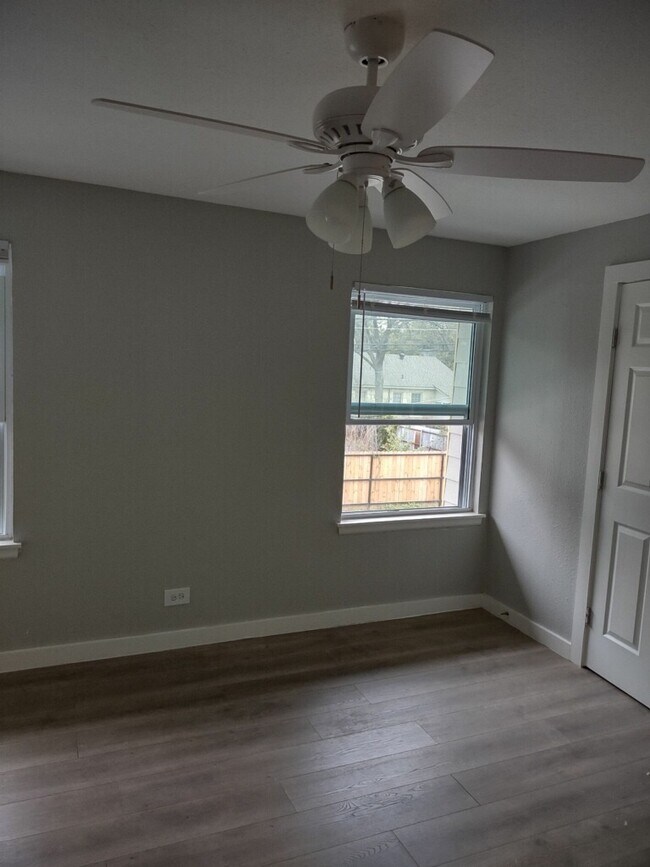 Building Photo - 1535 Contour Dr
