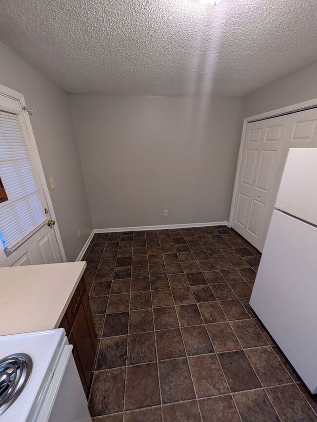 Building Photo - 2BD/1.5BA Unit in Hickory