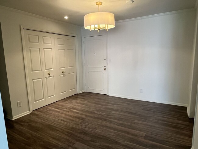 Foto del edificio - Updated 3 Bed Condo in Myers Park