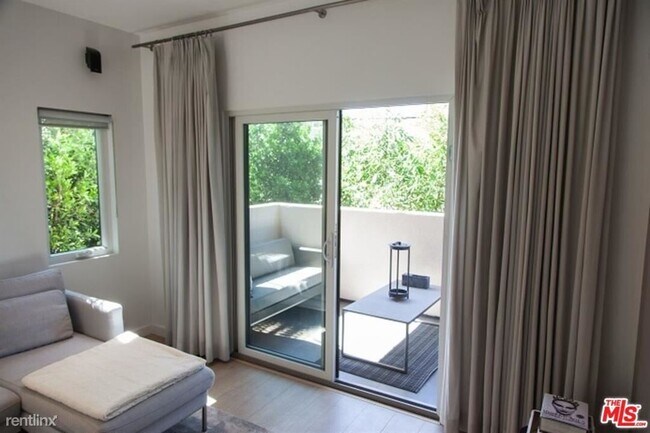 Foto del edificio - 2 br, 2.5 bath House - 433 N Curson Ave