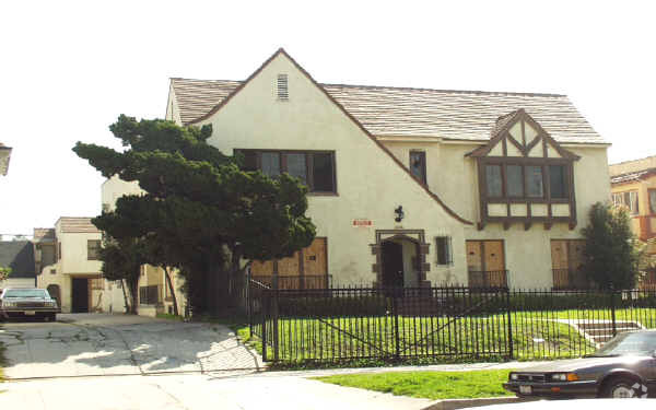 Building Photo - 128-128 1/2 S Catalina St