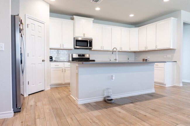 Building Photo - 1703 Denesa Dr