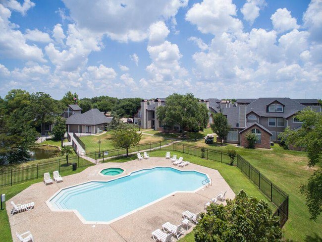 Swimming Pool Skyview - Walden Pond Apartments