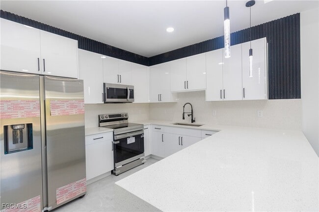 Building Photo - 843 Duplex St E