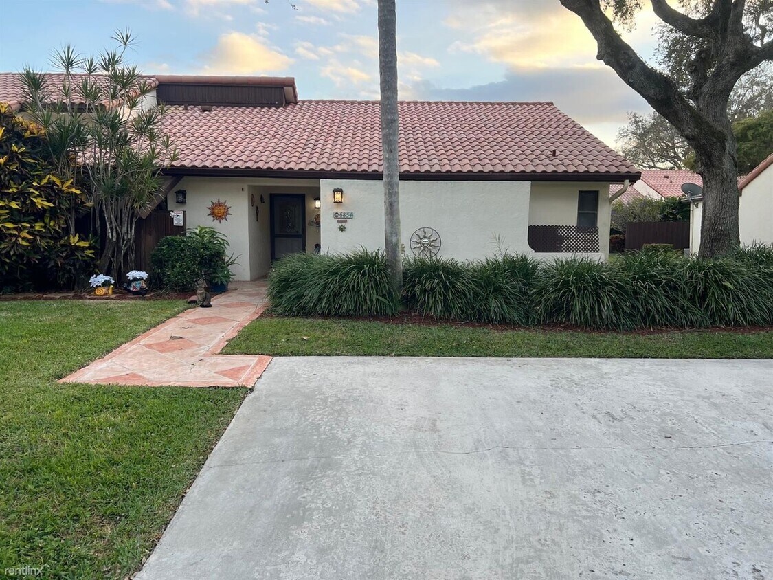 Foto principal - 6854 Tiburon Dr