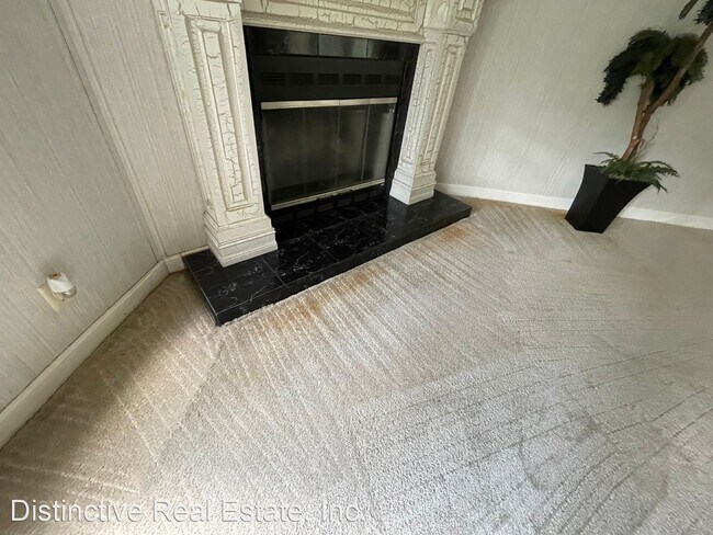Building Photo - 4 br, 3 bath House - Set outside city limi...