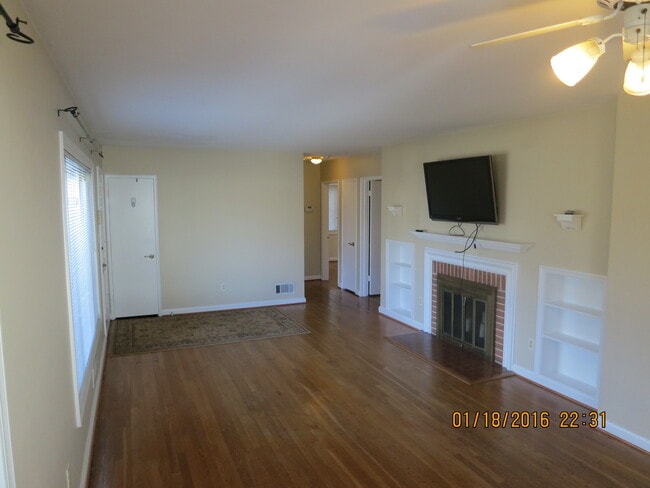 Building Photo - 3br Bethesda Rental
