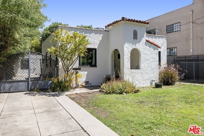 Building Photo - 11269 La Maida St