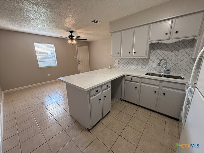 Building Photo - 1609 Meadowview Dr