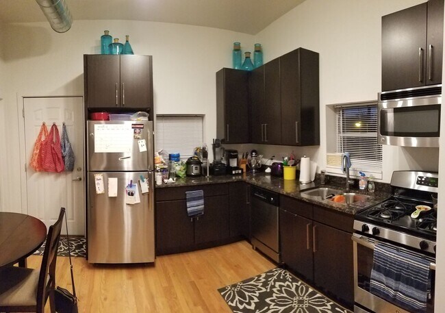 Foto del edificio - Great UK Village New- 2 Bedroom- Free Fast Internet, Laundry. Large Deck