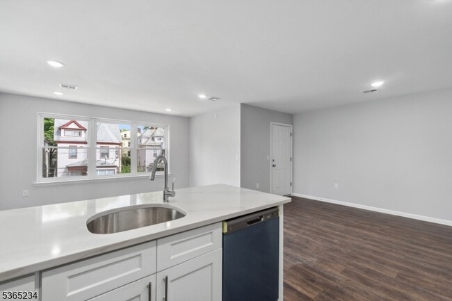 Building Photo - 889 S 17th St