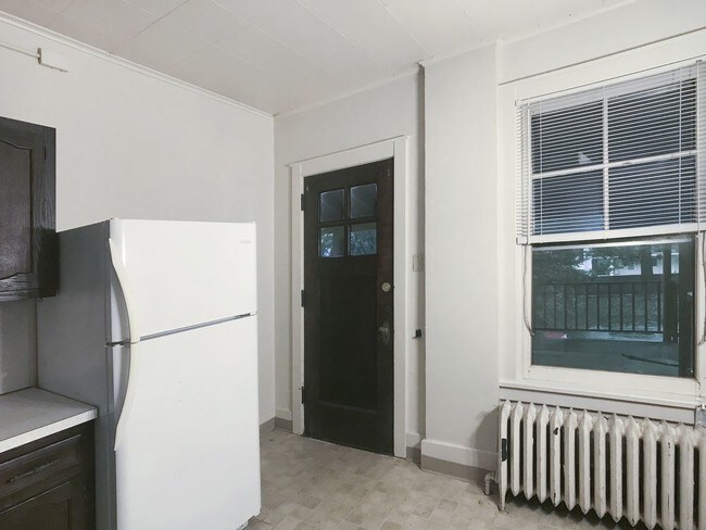 Building Photo - 2BR/1BA ALL UTILITIES INCLUDED!