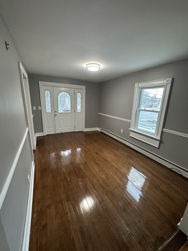 Living - 202 Main St