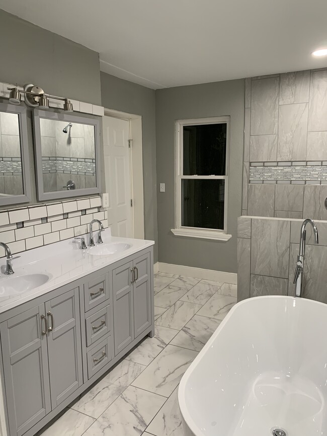 Stunning Master Bathroom - 2620 Tuam St