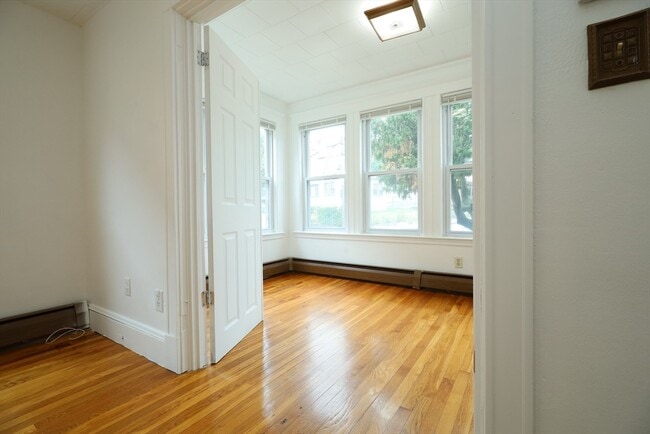 Foto del edificio - 98 Woodside Ave
