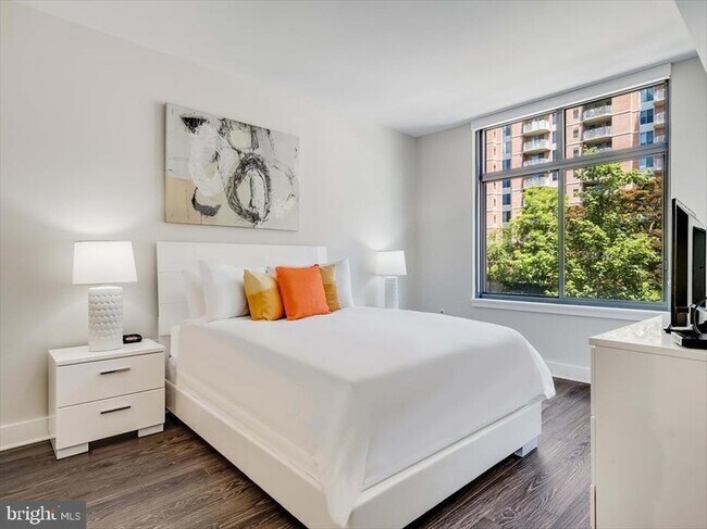 Foto del edificio - 4901 Montgomery Ln