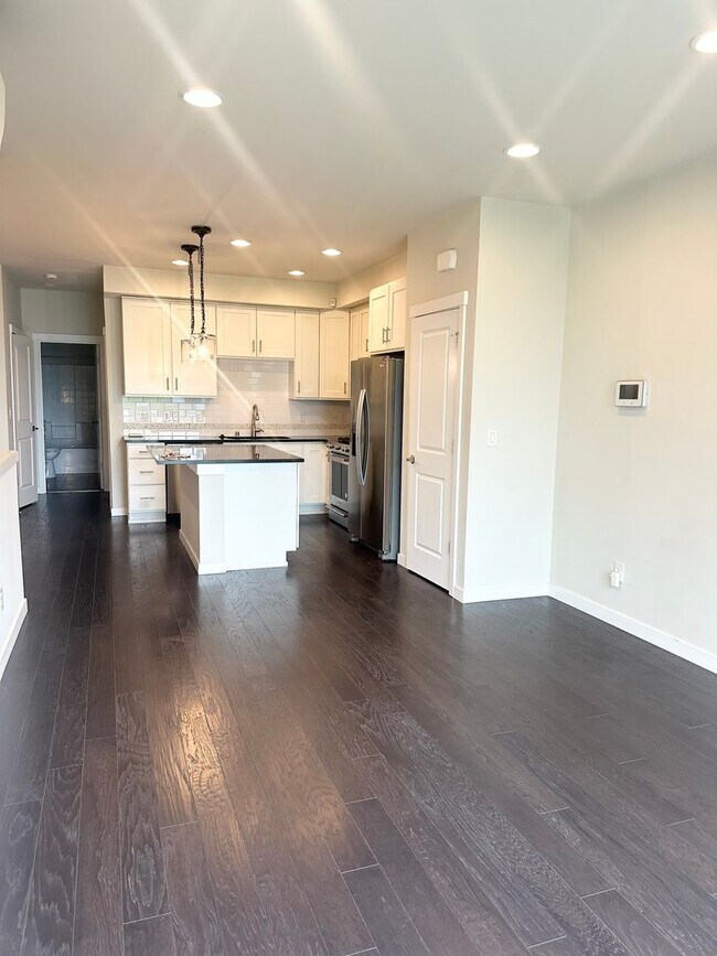 Building Photo - Modern 2-bed, 2-bath Townhome in Shoreline.