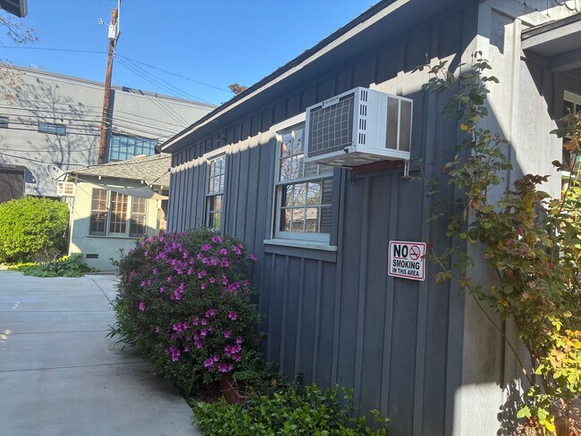 Foto del edificio - Charming Midtown Cottage - 1 bedroom/1 bath