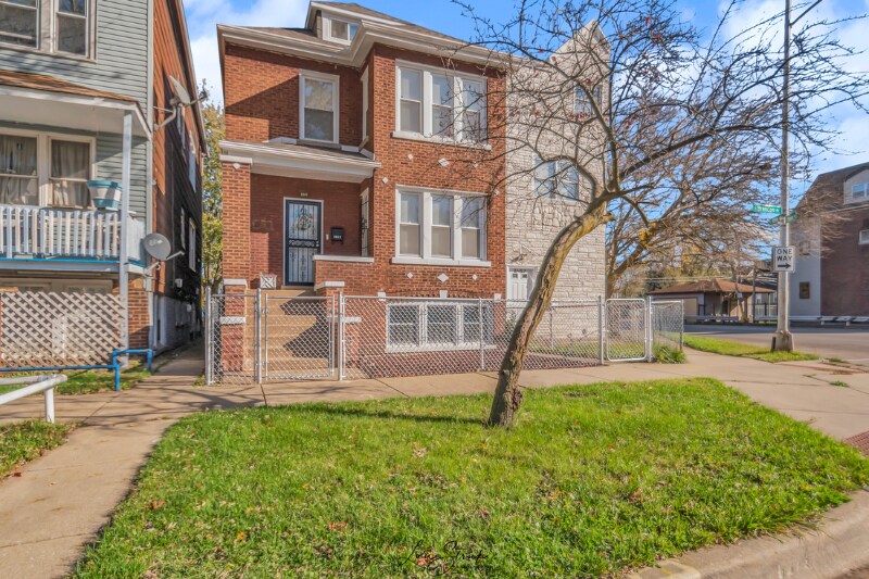 8449 S Brandon Ave Unit 1st Floor, Chicago, IL 60617 Room for Rent in