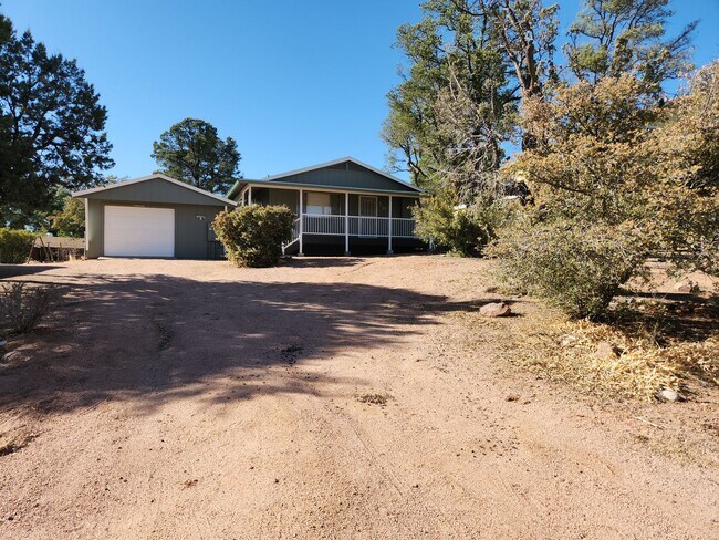 Building Photo - 2 Bed / 1 Bath with Oversized single car garage