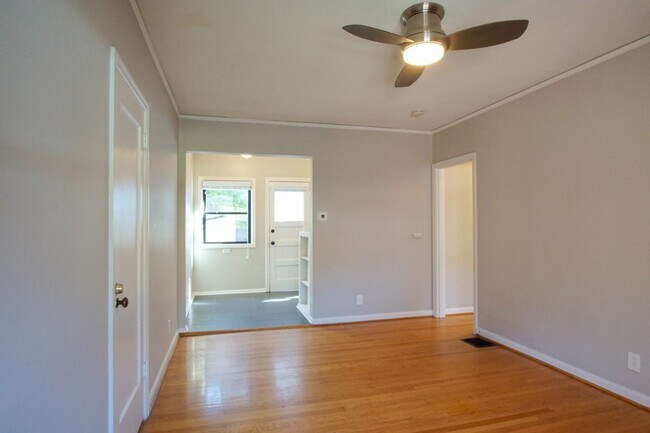 Building Photo - Heart of NW: Charming 1-Bedroom Ready Late...