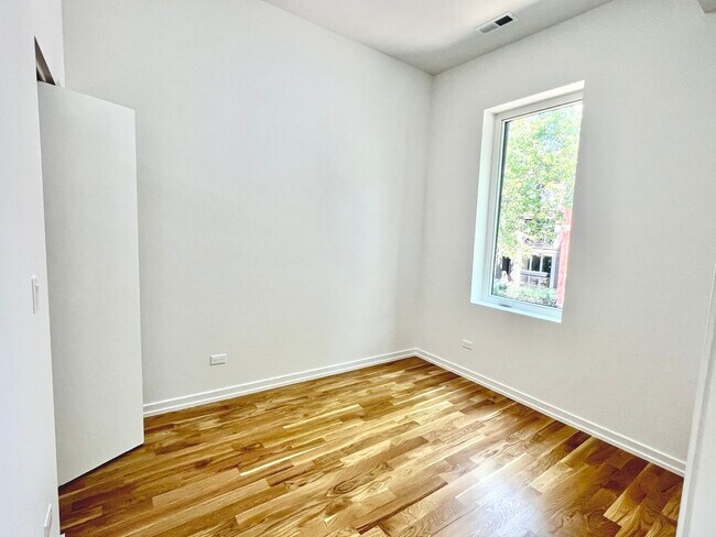 Foto del edificio - 822 N Winchester Ave