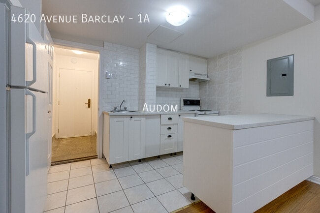 Building Photo - 4620 Av. Barclay