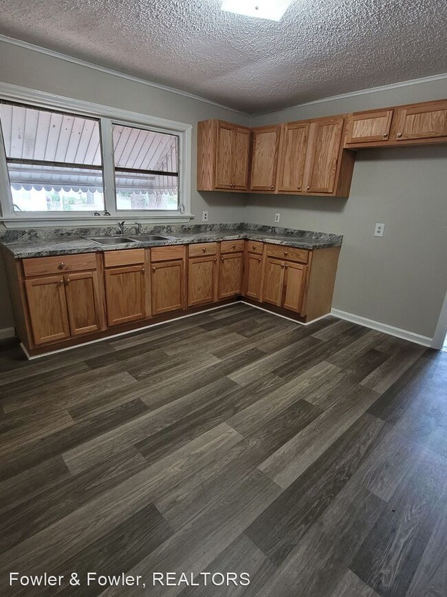 Foto del edificio - 3 br, 1 bath House - 2000 E. Russell Ave