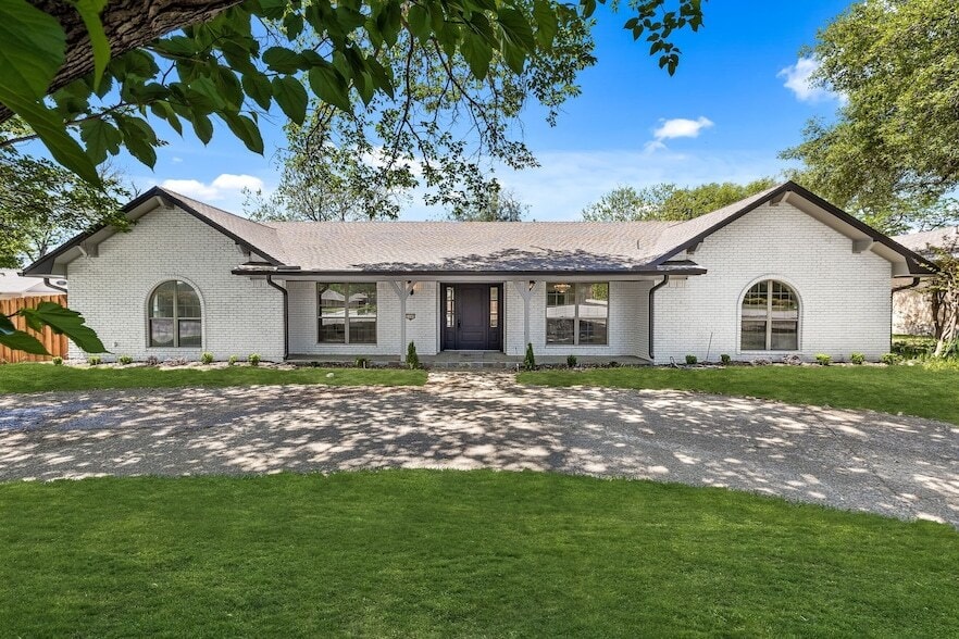 Foto principal - 14909 Hillcrest Rd