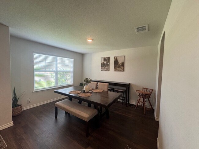Building Photo - Spacious and Stylish, with over 2,500 sq f...